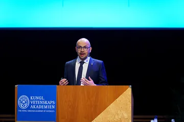 Google DeepMind 首席执行官戴密斯·哈萨比斯在讲台上演讲
