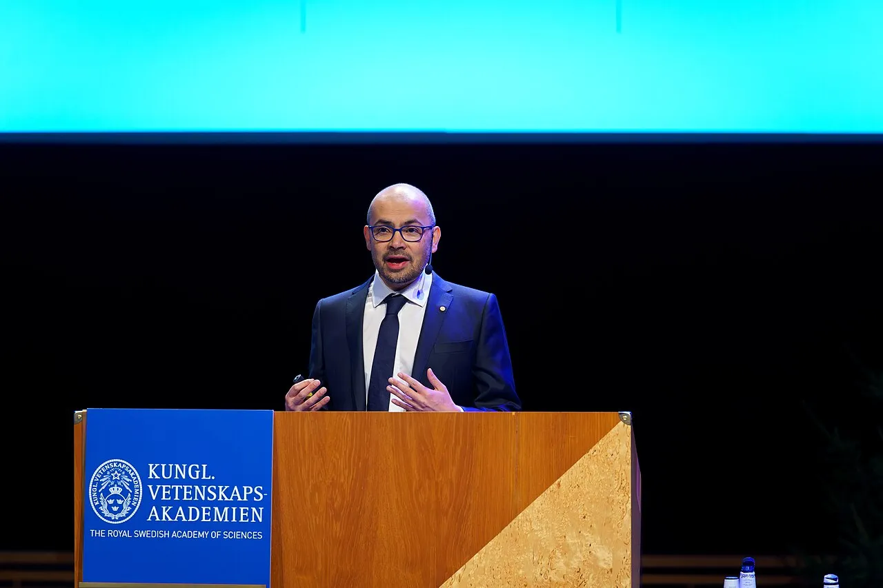 Google DeepMind 首席执行官戴密斯·哈萨比斯在讲台上演讲