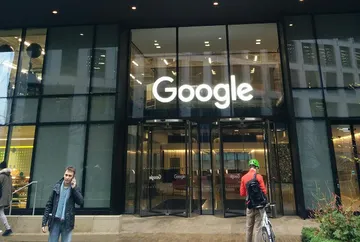 Google 伦敦办公楼的玻璃幕墙入口,门上有 Google 字样