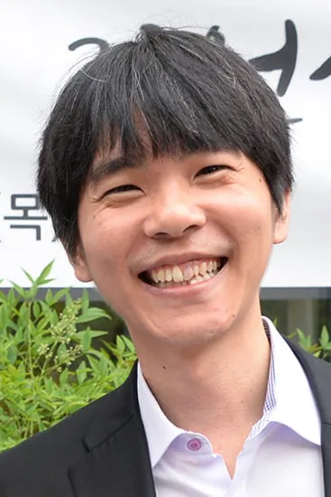 围棋棋手李世石微笑的半身照